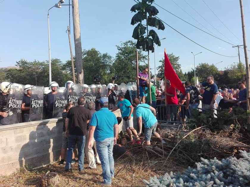 Κοζάνη - Ένταση κατά την επίσκεψη Τσίπρα: Συμπλοκές μεταξύ αστυνομικών και διαδηλωτών (pics+vid)