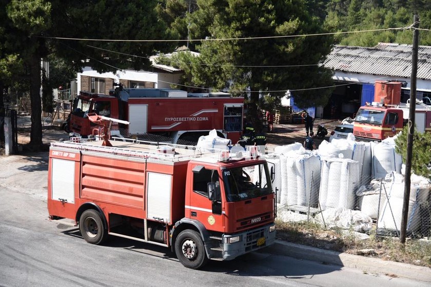 Μεγάλη πυρκαγιά σε εργοστάσιο στην Εθνική Οδό Αθηνών - Λαμίας 