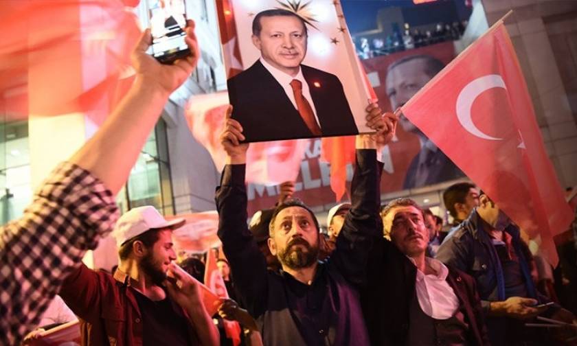 Φιέστα Ερντογάν μπροστά σε χιλιάδες οπαδούς: Θα ξεριζώσω το κεφάλι των προδοτών