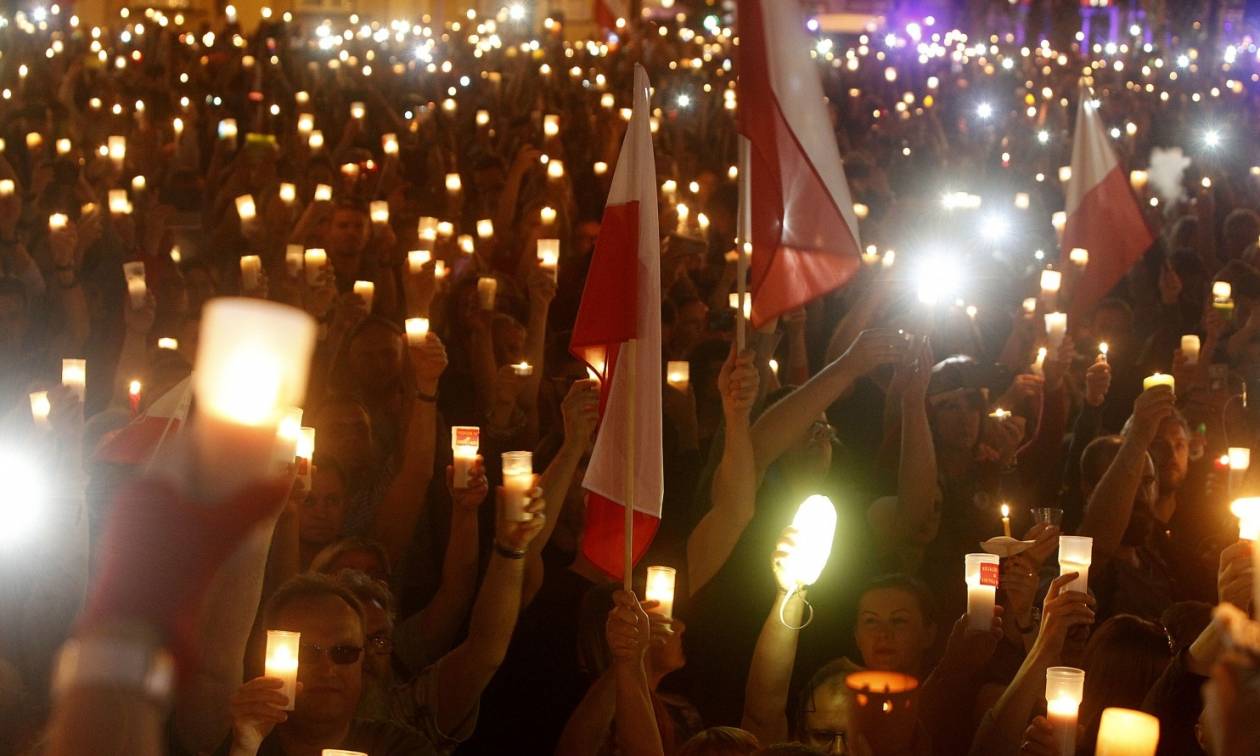 Πολωνία: Χιλιάδες στους «δρόμους» ενάντια στο «νομοσχέδιο της ντροπής» (Vid)