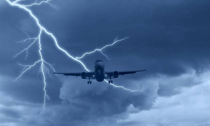 Τρόμος στη Σκιάθο: Κεραυνός χτύπησε αεροπλάνο!