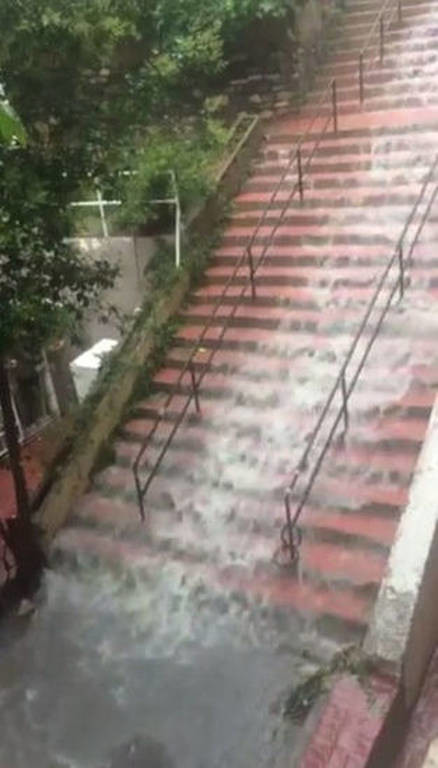 «Πνίγηκε» η Κωνσταντινούπολη: Σοβαρές πλημμύρες λόγω κακοκαιρίας (pics+vids)