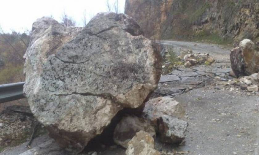 Απίστευτο: Βράχος ξεκόλλησε και έπεσε σε πάρκινγκ ξενοδοχείου στη Λάρισα!