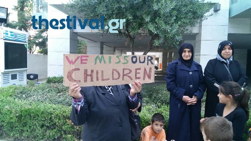 Θεσσαλονίκη: Διαμαρτυρία Σύρων προσφύγων έξω από το γερμανικό προξενείο