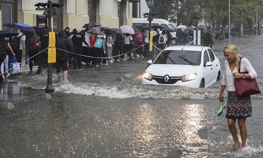 Πλημμύρισε η Κωνσταντινούπολη: Προειδοποιούν άτομα κάτω από 1,60 να μην κυκλοφορούν! (vids)