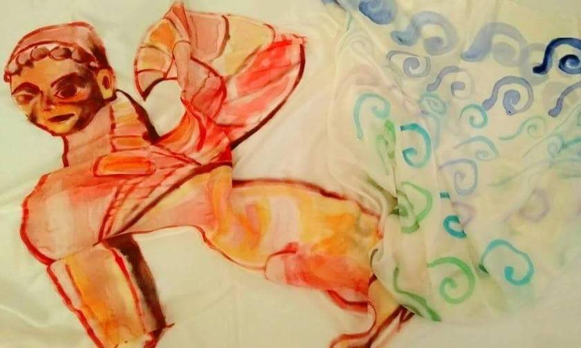 «The Scarves»: Μετάξι και χρώματα - Η νέα πρωτότυπη έκθεση του Νεκτάριου Αποσπόρη στην Πάρο