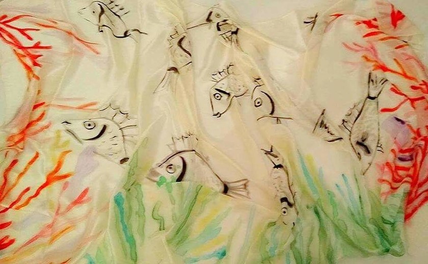 «The Scarves»: Μετάξι και χρώματα - Η νέα πρωτότυπη έκθεση του Νεκτάριου Αποσπόρη στην Πάρο