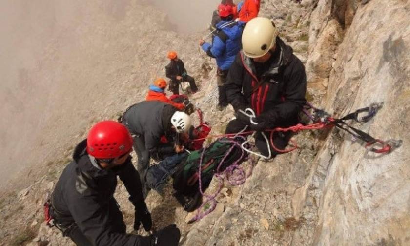 Καρέ - καρέ η δραματική διάσωση του ορειβάτη που είχε εγκλωβιστεί στον Όλυμπο