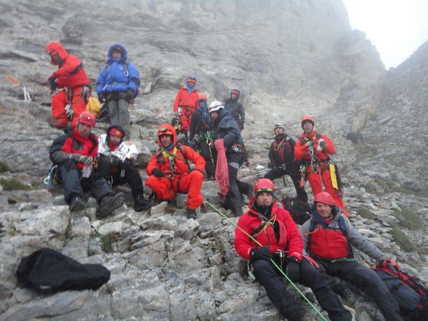 Καρέ - καρέ η δραματική διάσωση του ορειβάτη που είχε εγκλωβιστεί στον Όλυμπο 