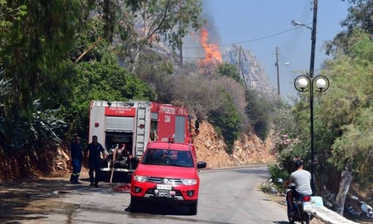 «Γυμνοί» στις φλόγες οι πυροσβέστες της Δυτικής Ελλάδας