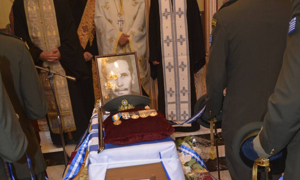 Κύπρος ΕΛ.ΔΥ.Κ: Με τιμές ενταφιάστηκαν τα λείψανα του ήρωα Βασίλειου Παπαλάμπρου