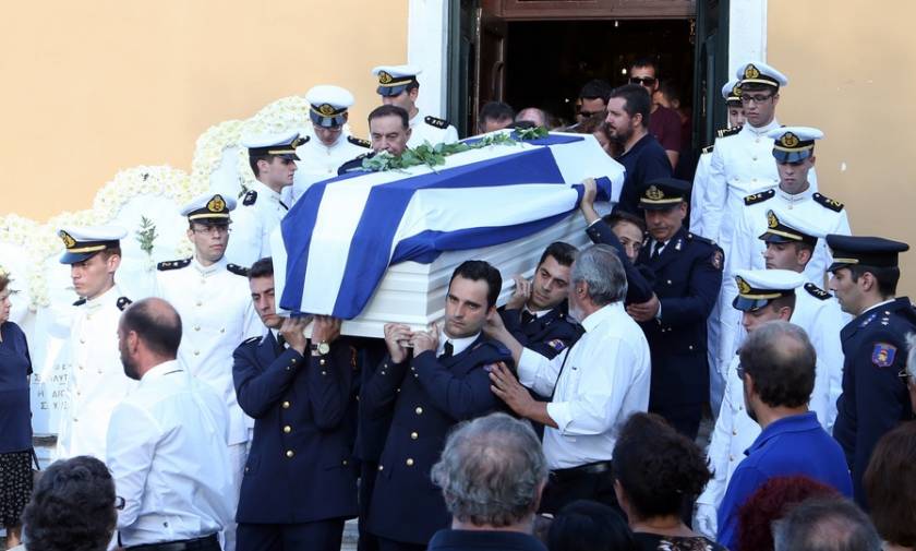 Θρήνος στην Κέρκυρα: Σπαρακτικές στιγμές στην κηδεία του αδικοχαμένου Ανθυποπυραγού (pics)