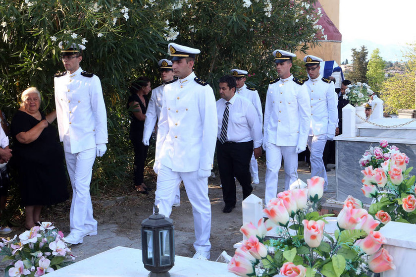Κέρκυρα: Θρήνος στην κηδεία του αδικοχαμένου Ανθυποπυραγού (pics)