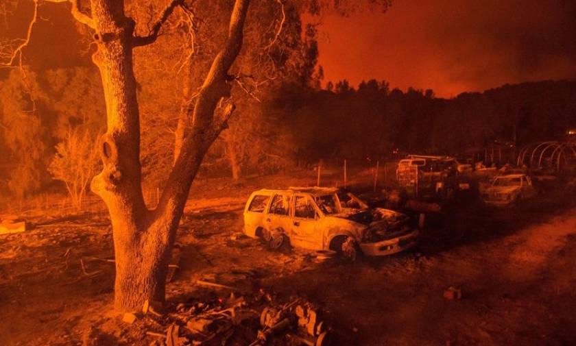 Κόλαση φωτιάς στην Καλιφόρνια - Μαίνεται η καταστροφική πυρκαγιά