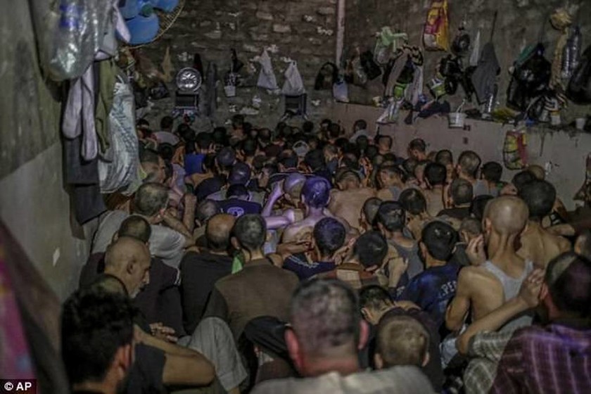 Σκληρές εικόνες: Δείτε τις φυλακές, όπου κρατούνται τζιχαντιστές