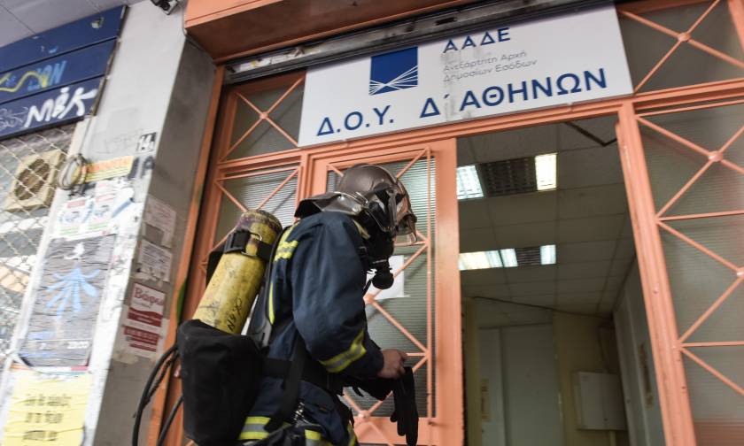 Συναγερμός στα Εξάρχεια - Φωτιά στη Δ' ΔΟΥ Αθηνών (pics)