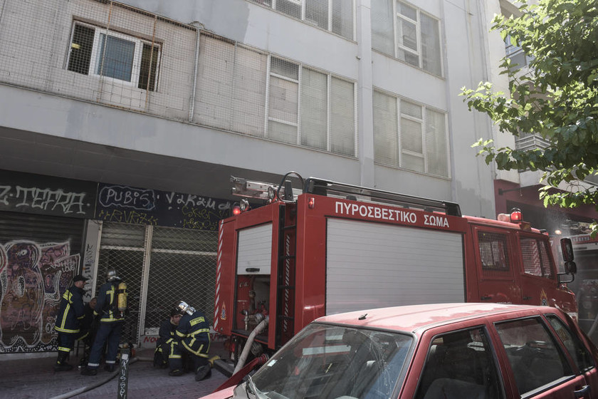 Συναγερμός στα Εξάρχεια - Φωτιά στη Δ' ΔΟΥ Αθηνών