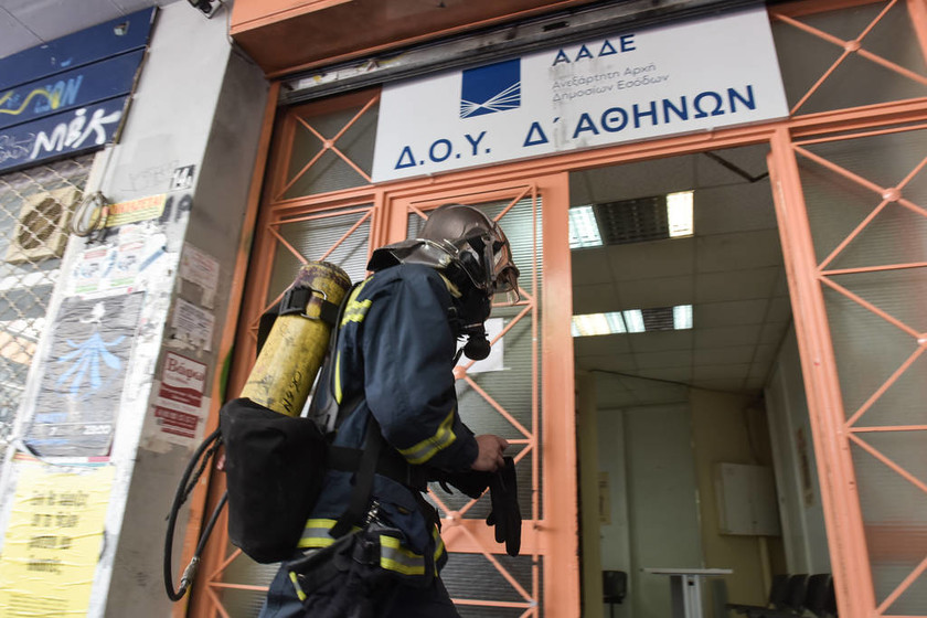 Συναγερμός στα Εξάρχεια - Φωτιά στη Δ' ΔΟΥ Αθηνών
