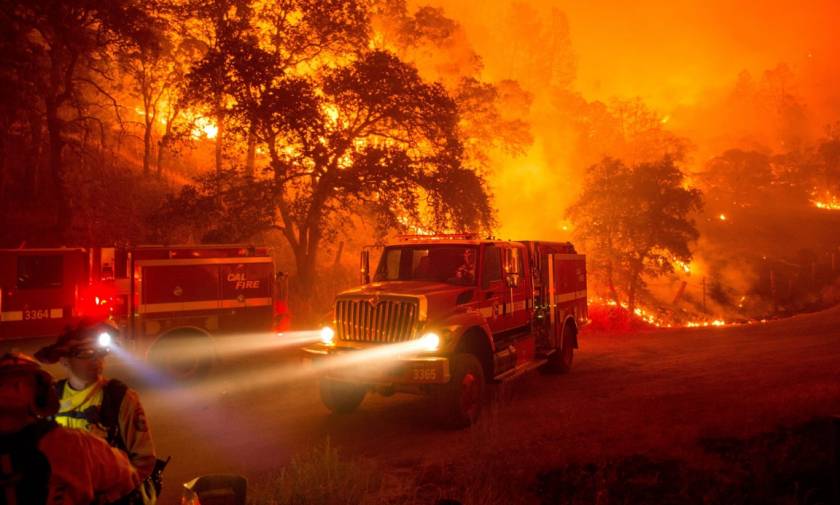 Στο έλεος της πυρκαγιάς η Καλιφόρνια: Χιλιάδες άνθρωποι εγκαταλείπουν τα σπίτια τους