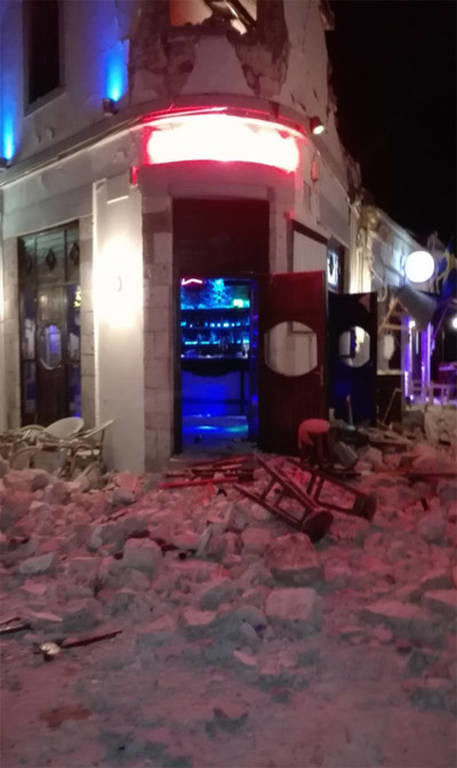 Σεισμός στην Κω: Αυτό είναι το μπαρ του θανάτου (pics+vid)