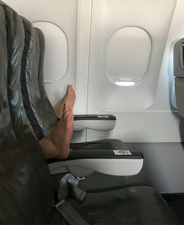 Viral η φωτογραφία με τον χειρότερο συνεπιβάτη που μπορεί να έχει κανείς στο αεροπλάνο (pics)