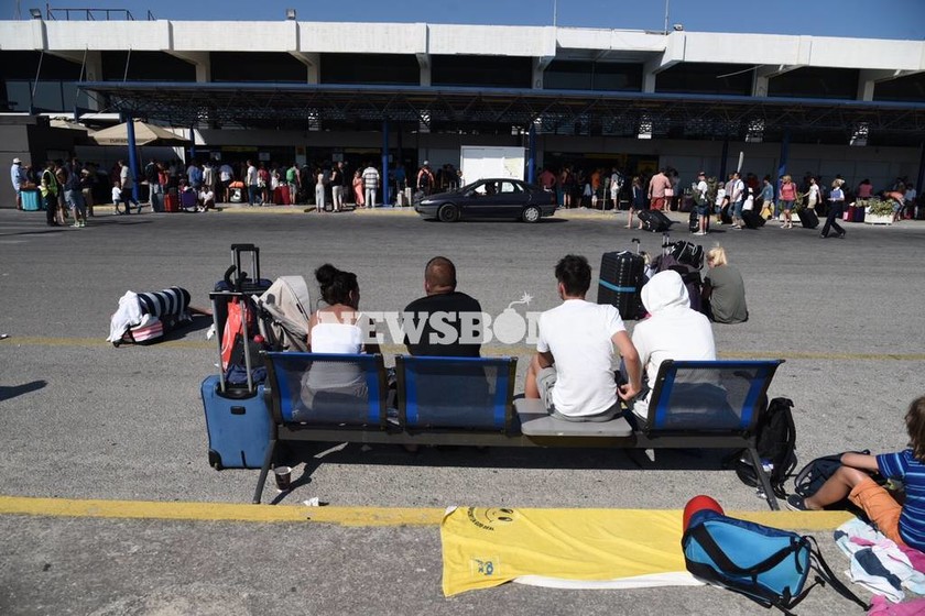 Σεισμός Κως: Εικόνες ταλαιπωρίας στο αεροδρόμιο της Κω - Μέχρι και αντίσκηνα έχουν στήσει