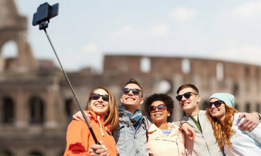 Ιταλία: Selfie sticks… τέλος στο Μιλάνο!