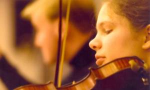 Έμι Στορμς: Η Ολλανδή βιολίστρια που παίζει Τσιτσάνη (Vid)
