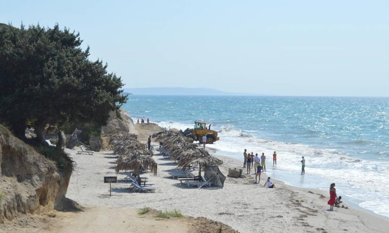 Σεισμός στην Κω: Αμμόλοφος έπεσε σε παραλία με λουόμενους