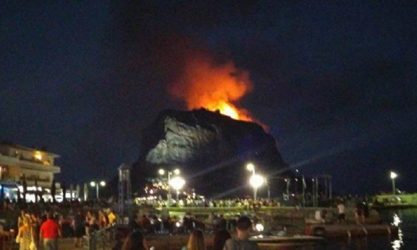 Φωτιά τώρα: Σε εξέλιξη πυρκαγιά πάνω από το κάστρο της Μονεμβασιάς