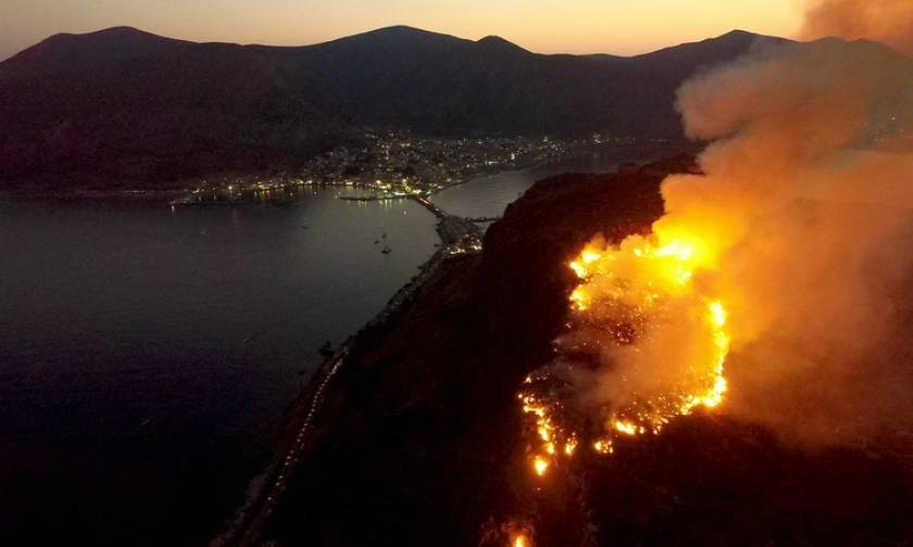 Φωτιά: Δύσκολη νύχτα στη Μονεμβασία - Σε εξέλιξη η πυρκαγιά πάνω από το κάστρο