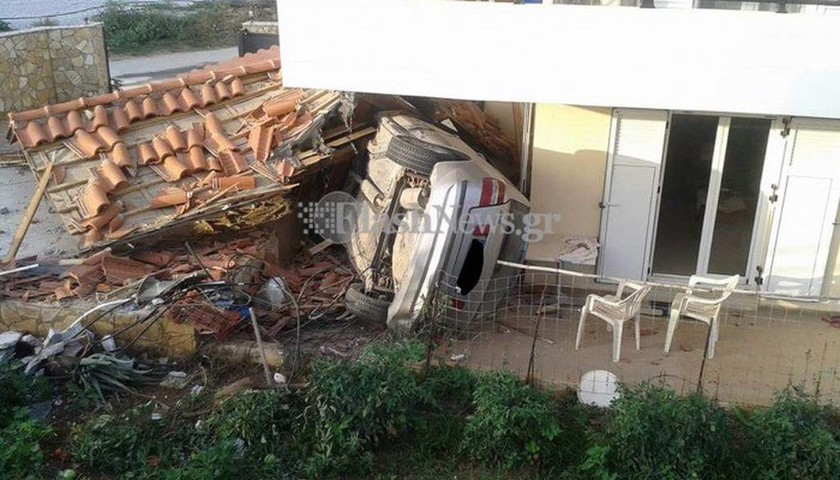 Τρομακτικό τροχαίο στα Χανιά: Αυτοκίνητο έπεσε από γέφυρα και «προσγειώθηκε» σε σπίτι – Εικόνες ΣΟΚ
