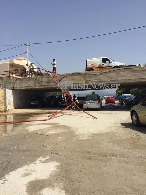Τρομακτικό τροχαίο στα Χανιά: Αυτοκίνητο έπεσε από γέφυρα και «προσγειώθηκε» σε σπίτι – Εικόνες ΣΟΚ