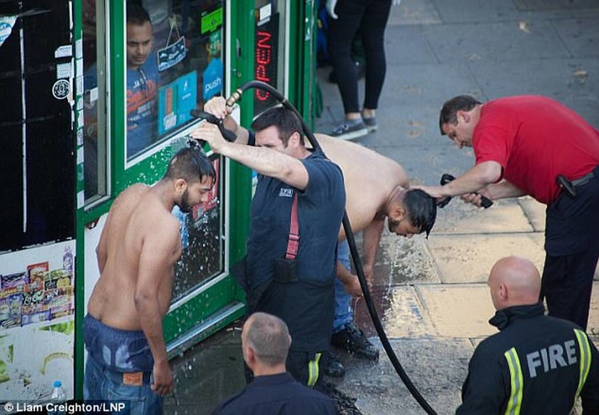 Τρόμος στο Λονδίνο: Άγνωστοι επιτέθηκαν σε εφήβους ρίχνοντάς τους οξύ στο πρόσωπο (photos & vid)