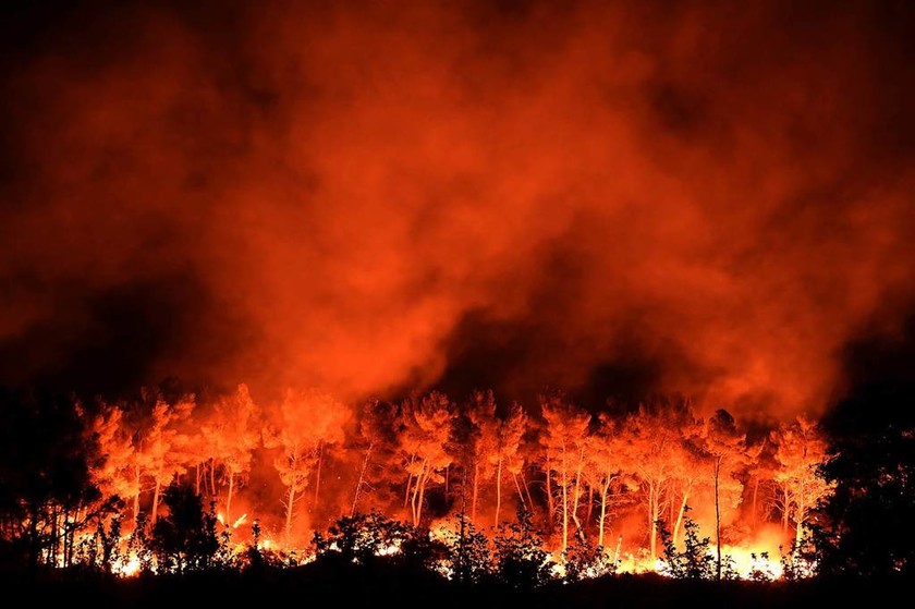 Συναγερμός τώρα στη Γαλλία: Απομακρύνονται 10.000 άνθρωποι από τα σπίτια τους λόγω των πυρκαγιών 