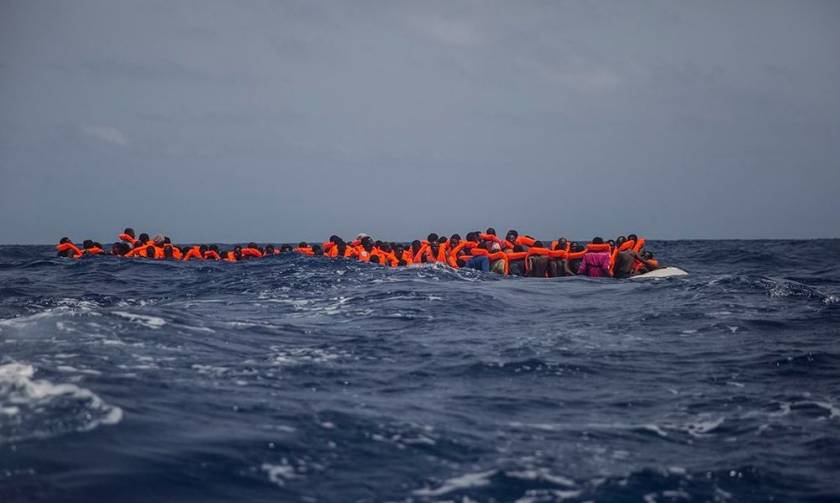 Σκληρές εικόνες: Νεκρά γυναικόπαιδα σε βάρκα γεμάτη με μετανάστες στη Μεσόγειο (photo)