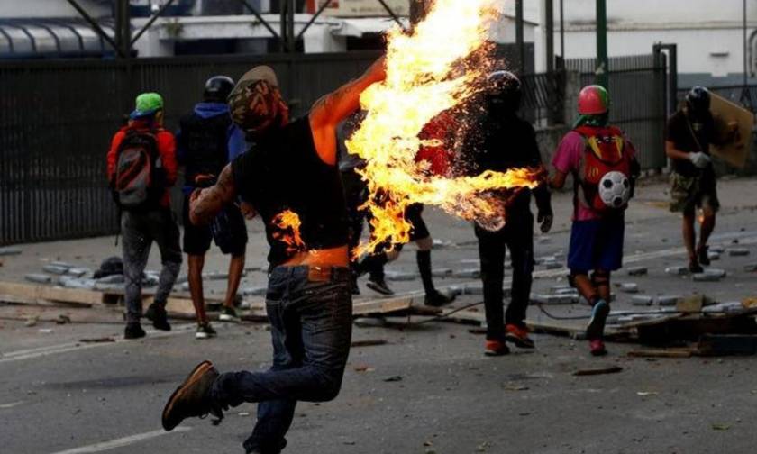 Εκτός ελέγχου η κατάσταση στη Βενεζουέλα: Τρεις νεκροί σε ταραχές - Συνεχίζεται η 48ωρη απεργία