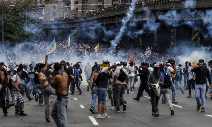 Λουτρό αίματος στη Βενεζουέλα: Πέμπτος νεκρός κατά τη διάρκεια της 48ωρης απεργίας (Vids)