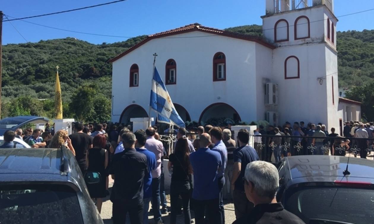 Πτώση αεροσκάφους στη Λάρισα: Θρήνος στην κηδεία του σμηναγού Νίκου Γρηγορίου