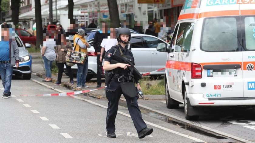 Συναγερμός στο Αμβούργο: Ένας νεκρός και αρκετοί τραυματίες από επίθεση με μαχαίρι (pics+vid)