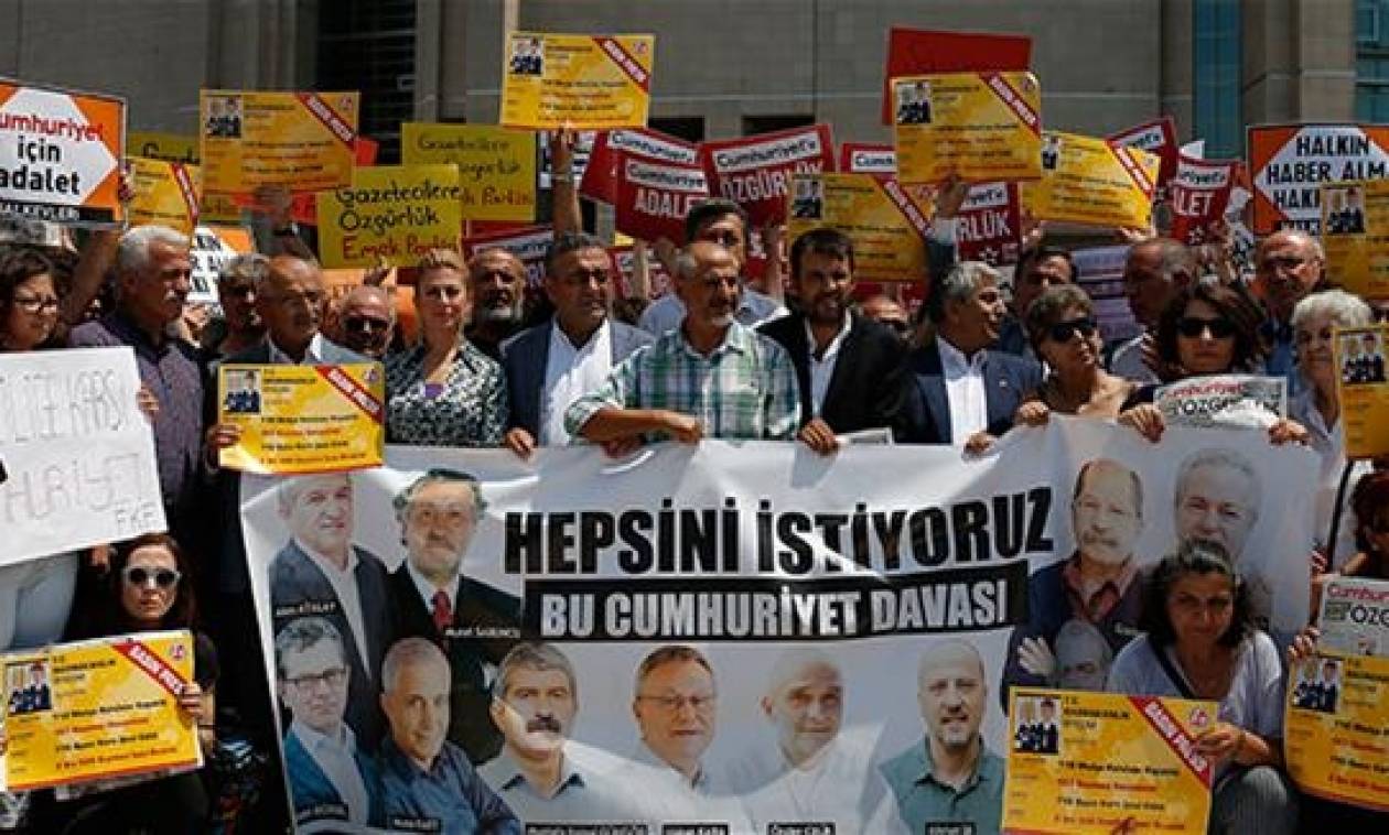 Τουρκία: Αποφυλακίστηκαν επτά δημοσιογράφοι της Cumhurriyet