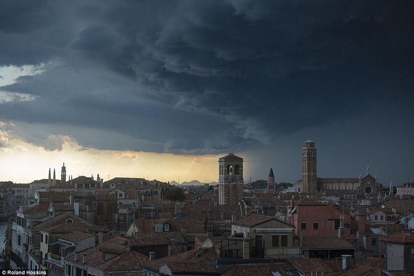 Μοναδικές εικόνες: Σύννεφα βυθίζουν τη Βενετία στο σκοτάδι!