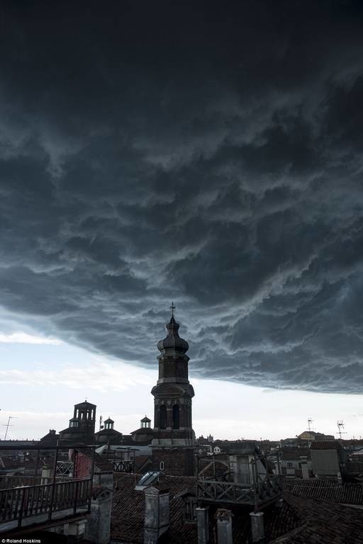Μοναδικές εικόνες: Σύννεφα βυθίζουν τη Βενετία στο σκοτάδι!