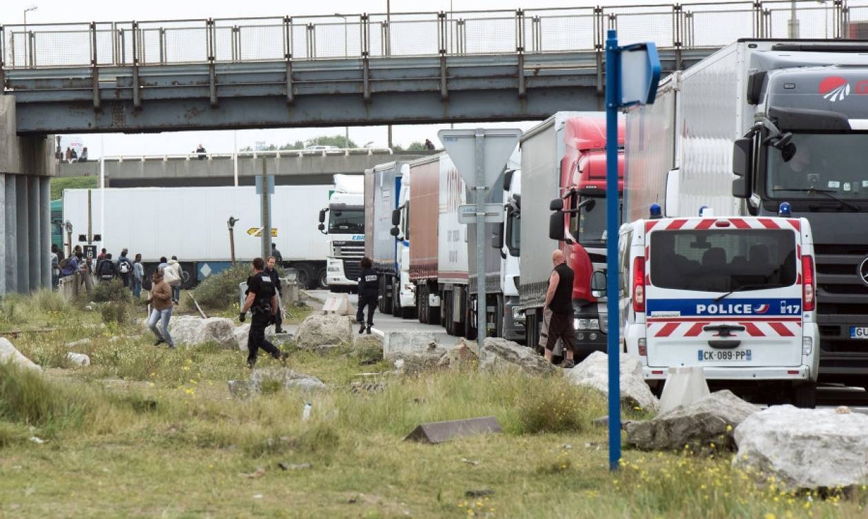 Θρίλερ στη Γαλλία: Ανακάλυψαν 26 μετανάστες σε φορτηγό-ψυγείο