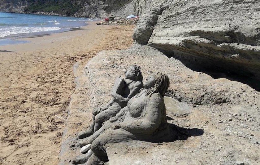 Κέρκυρα: Πήγαν στην παραλία του Αρίλλα και φεύγοντας άφησαν ένα έργο τέχνης! (pics)