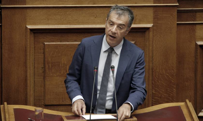 Θεοδωράκης: Η χώρα κατρακυλά σε έναν ατελείωτο θεσμικό κατήφορο
