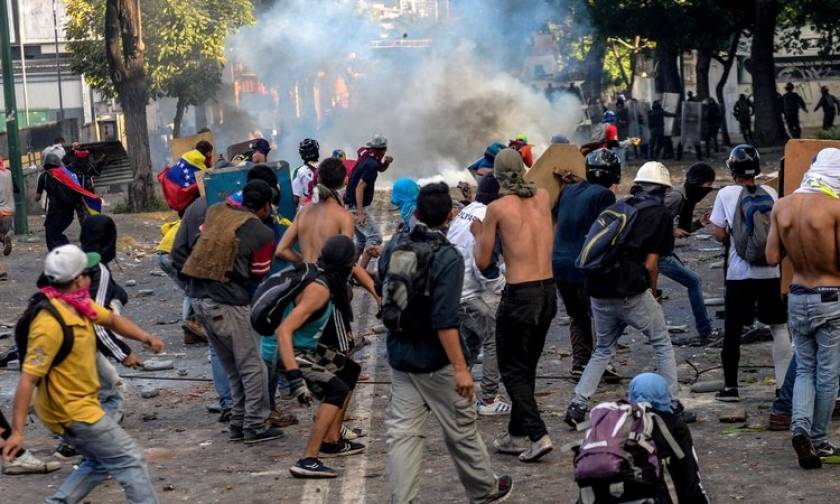 Αίμα και βία στη Βενεζουέλα: Στο χάος βυθίζεται η χώρα - Τέσσερις νεκροί