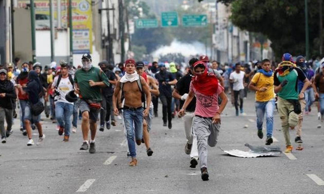 Βενεζουέλα: Αστυνομικοί τραυματίστηκαν από ισχυρή έκρηξη σε διαδήλωση στο Καράκας (vid)
