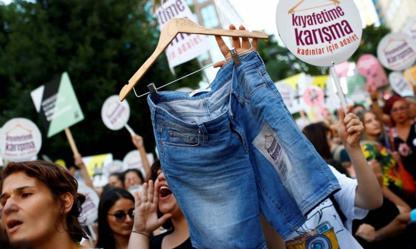 Κωνσταντινούπολη: Στους δρόμους οι γυναίκες με σύνθημα «μην ασχολείσαι με το ντύσιμό μου»