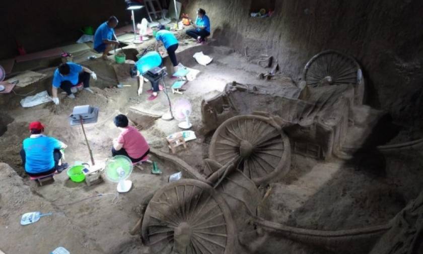 Συγκλονιστική ανακάλυψη: Οι ανασκαφές έφεραν στο φως αρχαία βασιλική «λιμουζίνα» (Pics)